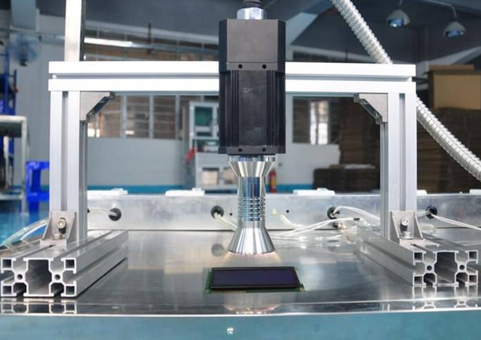 在線真空等離子清洗機(jī)介紹： 設(shè)備的主要結(jié)構(gòu)包括:上下料推料機(jī)構(gòu)、上下料置取料平臺(tái)、上下料提升系統(tǒng)、上下料傳輸系統(tǒng)、上下料撥料機(jī)構(gòu)、反應(yīng)倉(cāng)、設(shè)備主體框架和電氣控制系統(tǒng)等。  在線式等離子清洗設(shè)備是一種環(huán)保的工藝，在成熟的等離子體清洗工藝技術(shù)基礎(chǔ)上, 增加上下料、物料傳輸?shù)茸詣?dòng)化功能。在真空下,等離子體在電磁場(chǎng)的作用下高速運(yùn)動(dòng)，沖擊物體表面，與表面污染物反應(yīng)或碰撞形成揮發(fā)性物質(zhì), 由工作氣體流及真空泵將這些揮發(fā)性物質(zhì)清除出去, 從而使工件達(dá)到表面清潔活化。  主要應(yīng)用是針對(duì)IC封裝中引線框架上點(diǎn)膠裝片、芯片鍵合及塑封等工藝前清洗, 大大提高粘接及鍵合強(qiáng)度等性能的同時(shí), 避免人為因素長(zhǎng)時(shí)間接觸引線框架而導(dǎo)致的二次污染以及腔體式批量清洗時(shí)間長(zhǎng)有可能造成的芯片損傷。    在線真空等離子清洗機(jī)的清洗技術(shù)及流程： 自動(dòng)裝載→產(chǎn)品引到真空室→關(guān)閉真空室及抽真空度→前處理→真空清洗→產(chǎn)品推出→卸載  在線真空等離子清洗機(jī)的電極配置、氣體流量和安全系統(tǒng) 1、13.56Hz頻率射頻發(fā)生器 2、配備自動(dòng)匹配系統(tǒng)以大限度地減少反射功率 3、保證良好的氣體流動(dòng)系統(tǒng)及均勻的等離子體生成系統(tǒng) 4、通過強(qiáng)力排氣及消除污染，徹底消除殘留物 5、緊急停止按鈕,關(guān)閉所有功率和氣體流量  金鉑利萊在線真空等離子清洗機(jī)，有效對(duì)塑料/金屬等材料表面進(jìn)行蝕刻油墨、漆點(diǎn)，應(yīng)用于攝像頭模組清潔,LED/芯片支架清潔,BGA基材清潔，PCB SMT助焊劑清潔,GPP基材清潔，在線真空等離子清洗機(jī)具有有極佳的清洗，活化，刻蝕作用，為鍍膜前、粘接前、涂覆前的活化、底涂提供優(yōu)異的表面環(huán)境。