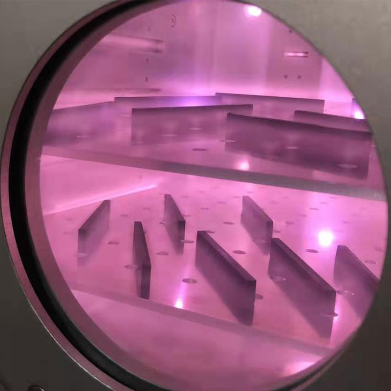 在線真空等離子清洗機(jī)介紹： 設(shè)備的主要結(jié)構(gòu)包括:上下料推料機(jī)構(gòu)、上下料置取料平臺(tái)、上下料提升系統(tǒng)、上下料傳輸系統(tǒng)、上下料撥料機(jī)構(gòu)、反應(yīng)倉(cāng)、設(shè)備主體框架和電氣控制系統(tǒng)等。  在線式等離子清洗設(shè)備是一種環(huán)保的工藝，在成熟的等離子體清洗工藝技術(shù)基礎(chǔ)上, 增加上下料、物料傳輸?shù)茸詣?dòng)化功能。在真空下,等離子體在電磁場(chǎng)的作用下高速運(yùn)動(dòng)，沖擊物體表面，與表面污染物反應(yīng)或碰撞形成揮發(fā)性物質(zhì), 由工作氣體流及真空泵將這些揮發(fā)性物質(zhì)清除出去, 從而使工件達(dá)到表面清潔活化。  主要應(yīng)用是針對(duì)IC封裝中引線框架上點(diǎn)膠裝片、芯片鍵合及塑封等工藝前清洗, 大大提高粘接及鍵合強(qiáng)度等性能的同時(shí), 避免人為因素長(zhǎng)時(shí)間接觸引線框架而導(dǎo)致的二次污染以及腔體式批量清洗時(shí)間長(zhǎng)有可能造成的芯片損傷。    在線真空等離子清洗機(jī)的清洗技術(shù)及流程： 自動(dòng)裝載→產(chǎn)品引到真空室→關(guān)閉真空室及抽真空度→前處理→真空清洗→產(chǎn)品推出→卸載  在線真空等離子清洗機(jī)的電極配置、氣體流量和安全系統(tǒng) 1、13.56Hz頻率射頻發(fā)生器 2、配備自動(dòng)匹配系統(tǒng)以大限度地減少反射功率 3、保證良好的氣體流動(dòng)系統(tǒng)及均勻的等離子體生成系統(tǒng) 4、通過強(qiáng)力排氣及消除污染，徹底消除殘留物 5、緊急停止按鈕,關(guān)閉所有功率和氣體流量  金鉑利萊在線真空等離子清洗機(jī)，有效對(duì)塑料/金屬等材料表面進(jìn)行蝕刻油墨、漆點(diǎn)，應(yīng)用于攝像頭模組清潔,LED/芯片支架清潔,BGA基材清潔，PCB SMT助焊劑清潔,GPP基材清潔，在線真空等離子清洗機(jī)具有有極佳的清洗，活化，刻蝕作用，為鍍膜前、粘接前、涂覆前的活化、底涂提供優(yōu)異的表面環(huán)境。